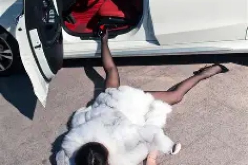 电梯门女主又爆猛料！而后她账号被封了……