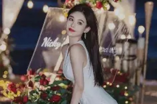 冲上热搜单依纯《国乐无双》舞台安室惠MV：灯光氛围、布景造型、伴舞队形及舞蹈演员姿势均高度相似