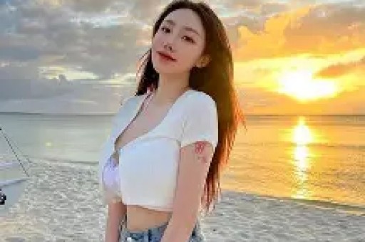 抖音初代网红 x 严谨泳装照